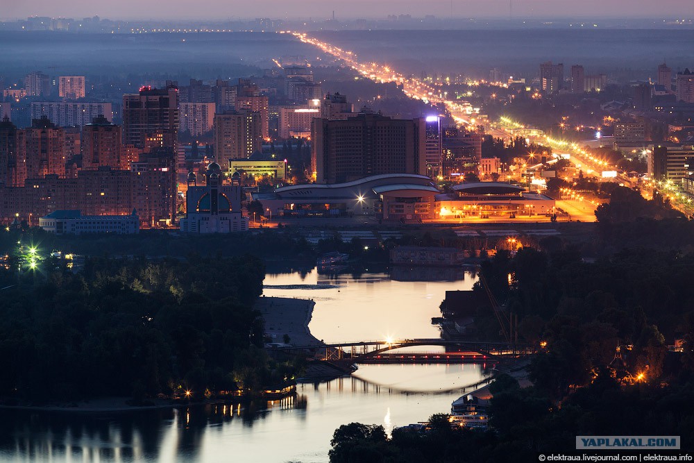 Левый берег киева. Гидропарк Киев. Ночной Киев. Фото ночного Киева. Киев вид на центр с левого берега.