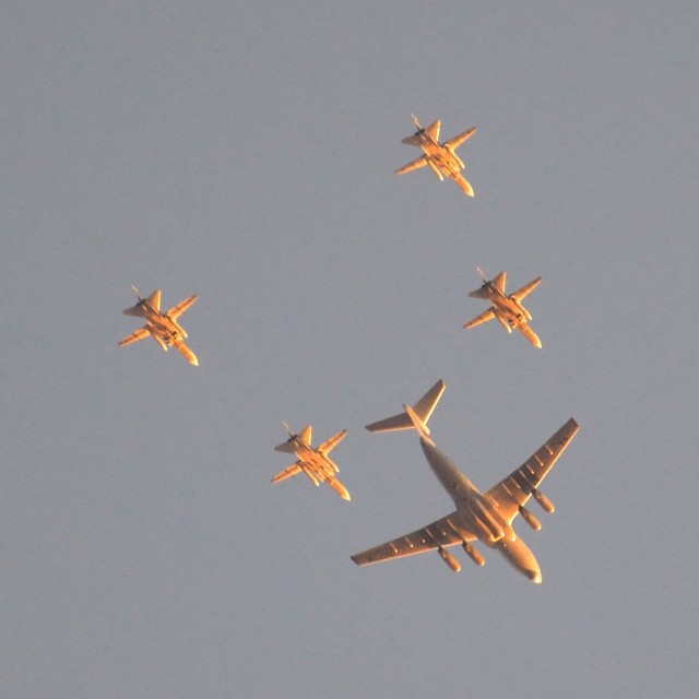 Появилось видео пролета российских су-24 в Сирии.
