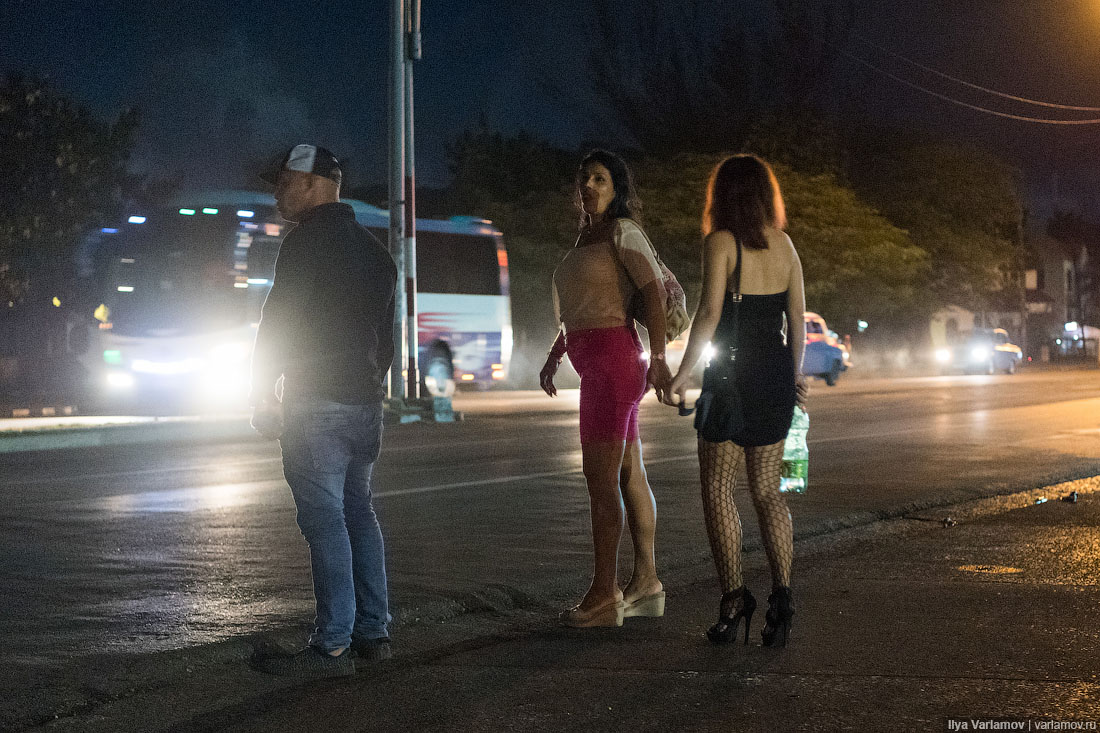 Уличные проститутки дешевле, в среднем 50 долларов за ночь. 