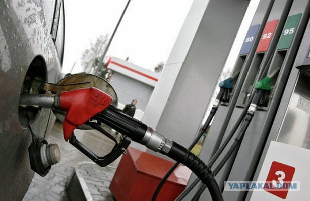 В России начала действовать новая формула расчета цен на бензин