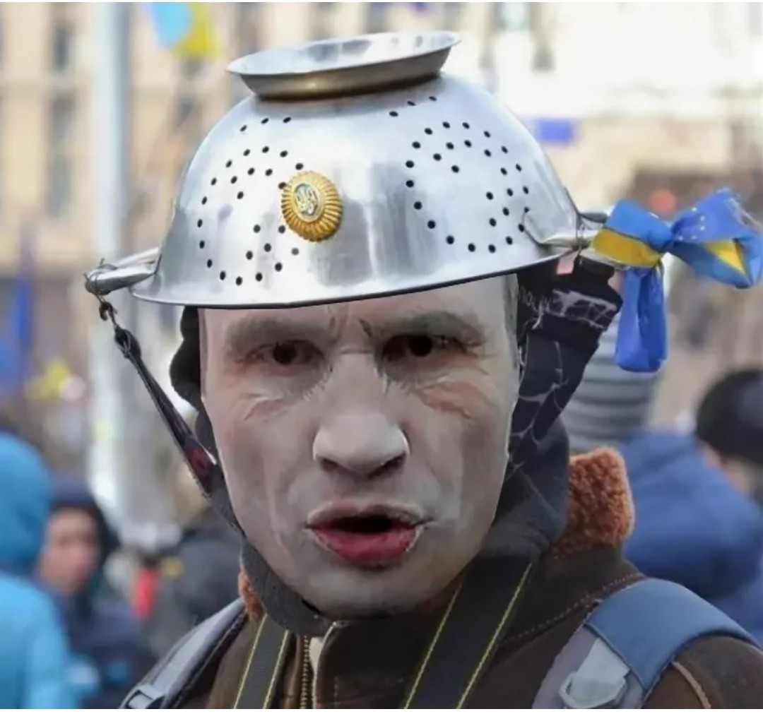 Украинцы безумны. Майдан Украина кастрюлеголовые. Хохлы на Майдане. Кастрюли Украина Майдан. Майдан кастрюля на голове.