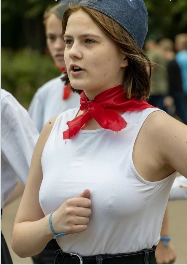Пьяная, помятая, пионервожатая