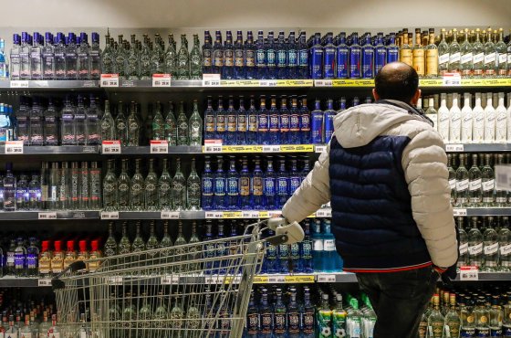 В Госдуме предлагают повысить налоги на сигареты и алкоголь