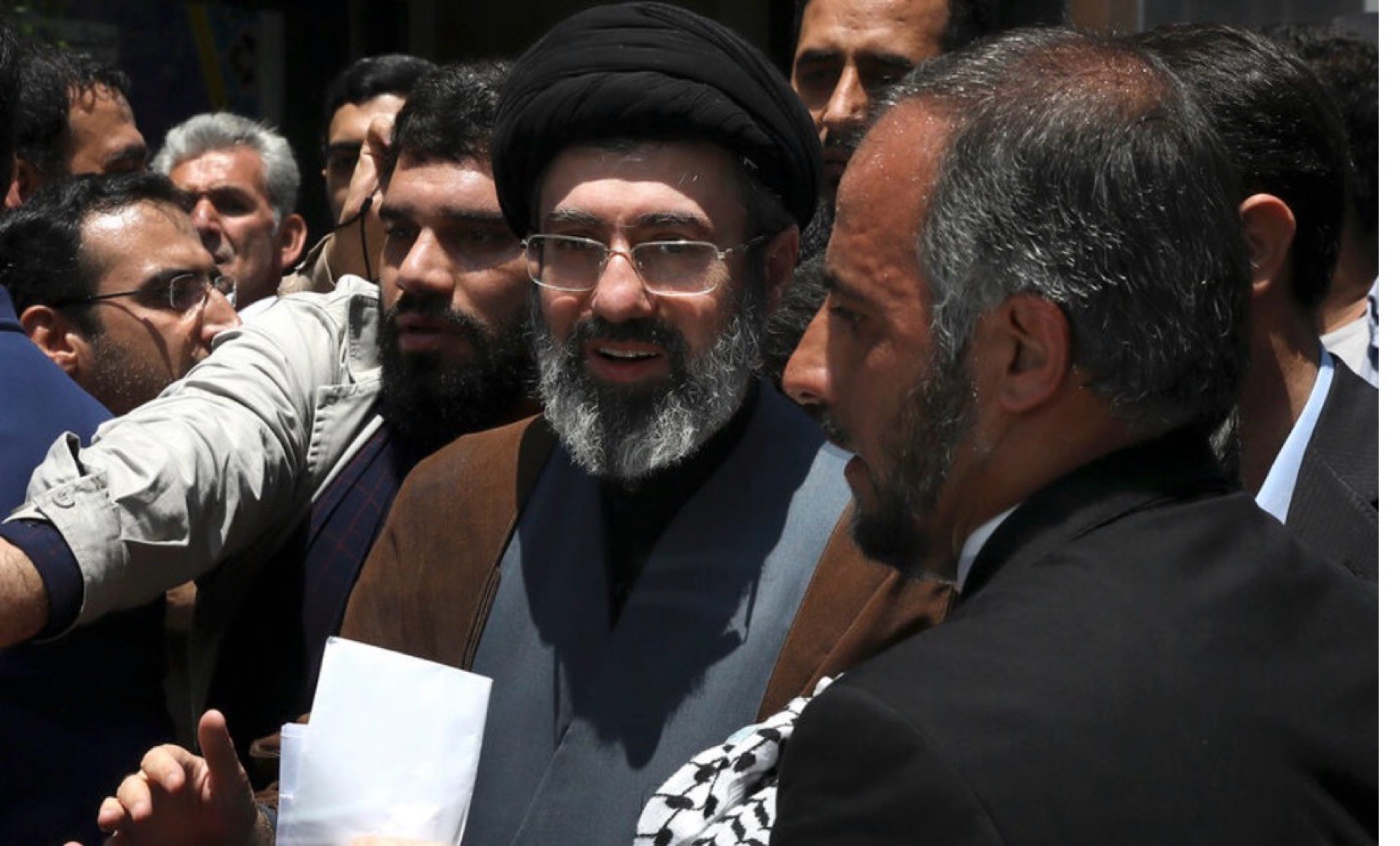 СМИ сообщили, что сын Хаменеи лежит в коме и без ноги