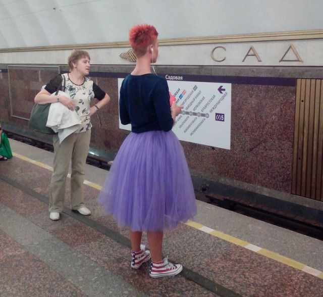 Пассажиры в метро.