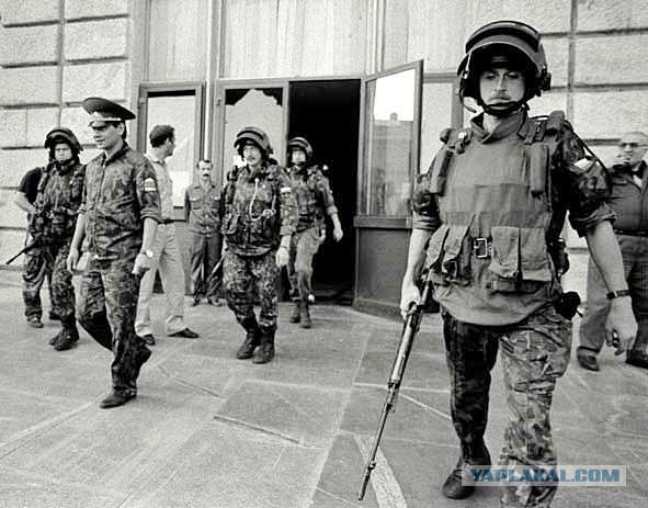 В ночь со вторника рязанские курсанты-десантники оставили свои погоны у монумента Маргелову