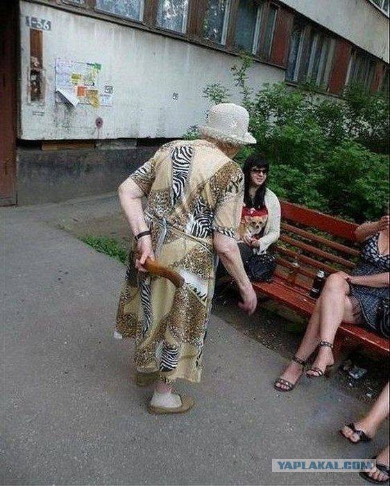 Видео: бабушка устроила войну за скамейку у подъезда в Волгограде