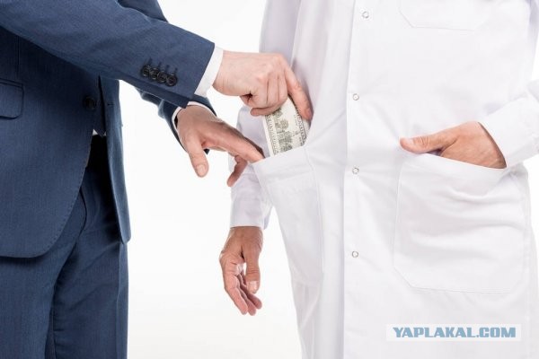 Медведев допустил введение обязательной вакцинации от коронавируса