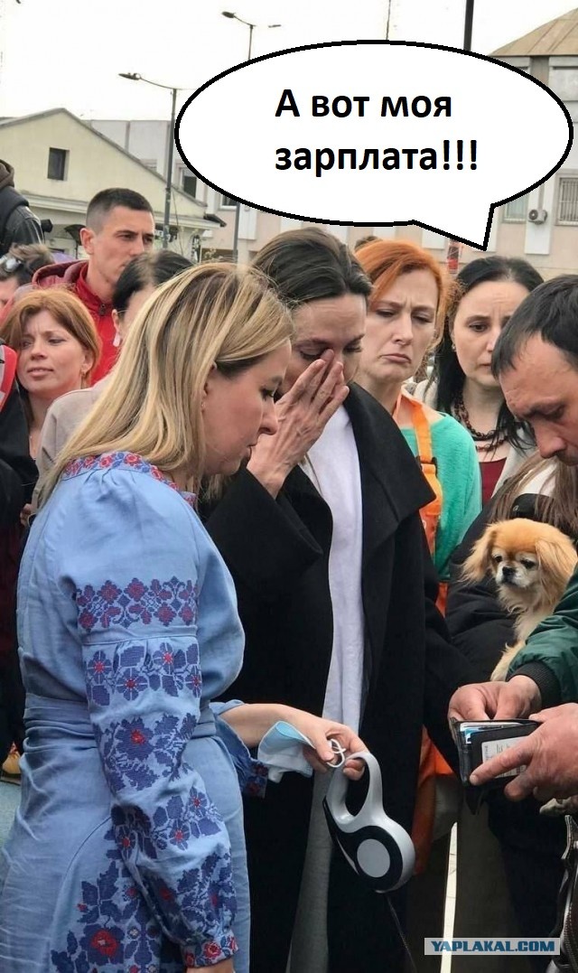 Кадры общения Джоли с беженцами на вокзале во Львове.