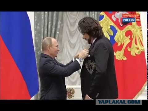 Школа в Находке извинилась за учителя физкультуры, который сыграл на детском празднике Снегурочку