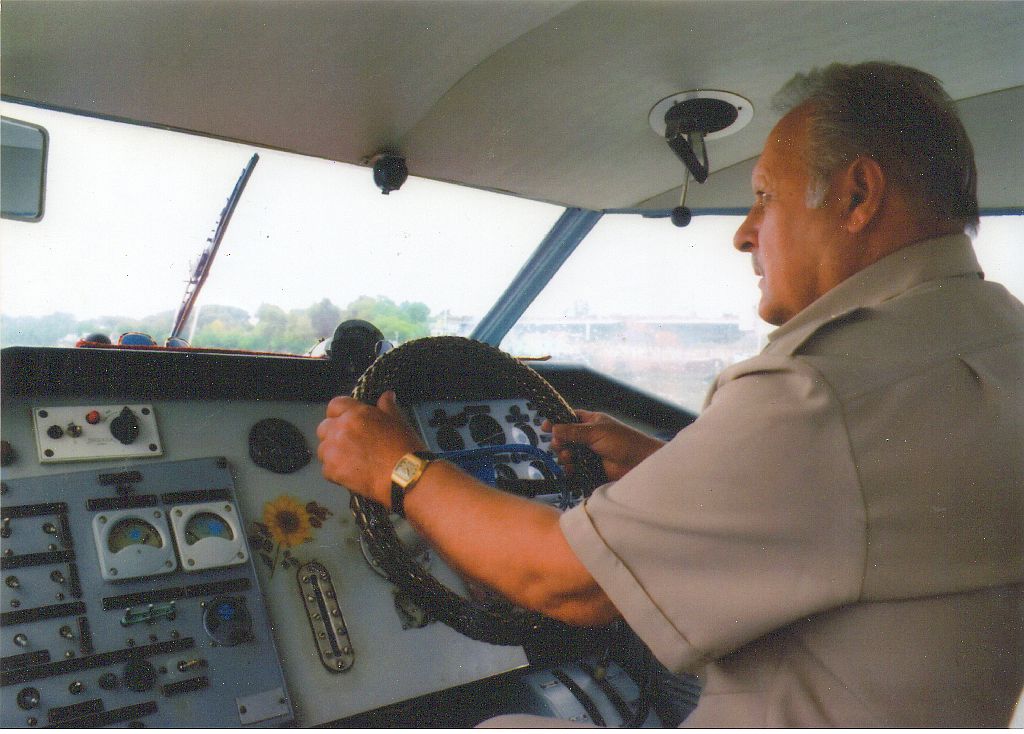 Капитаны метеоров. Капитаны метеоров. Теплоход каргин казань-. Ракета теплоход. Метеор 120 кабина.