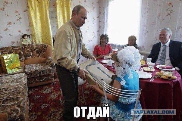 Путин подарил саратовской школьнице на день рождения свой портрет с автографом