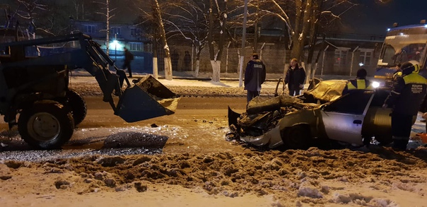 В Москве водитель Nexia решил объехать пробку и влетел в ковш трактора