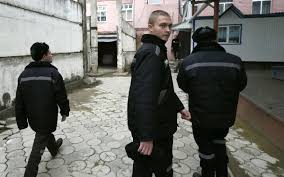 В Свердловской области подросток жестоко избил 13-летнего школьника из-за прически: всё это случилось на глазах его девушки