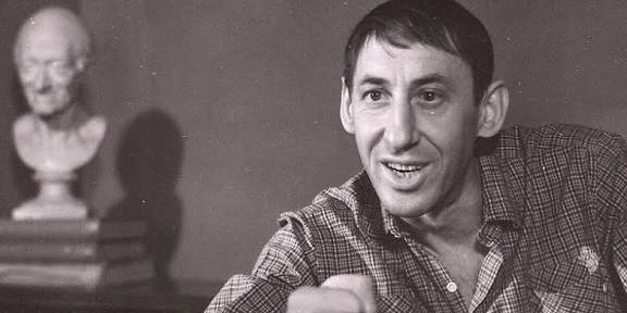Министр просвещения Сергей Кравцов признал, что зарплаты учителей в России остаются низкими, и призвал педагогов «потерпеть»