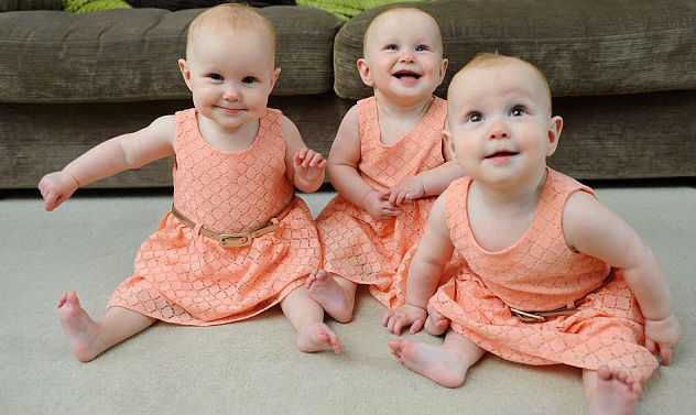 Родители придумали, как им различать тройняшек
