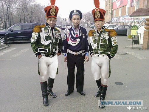 Топ-5 самых эпатажных военных мундиров