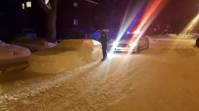 Канадец случайно разыграл полицию при помощи снежного автомобиля
