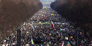 В Германии снова флаги СССР. На капотах машин.