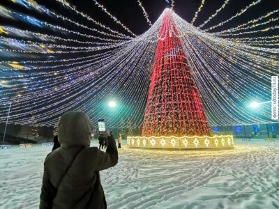 В сети при сравнении предновогодней Москвы с другими регионами пишут «Капитолий передаёт привет дистриктам»