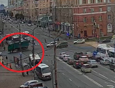 Машина сбила людей на пешеходном переходе в Омске, пострадали минимум 7 человек