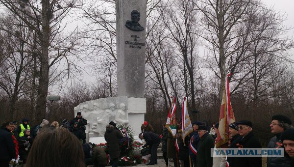 Поляки начали демонтировать памятник Черняховскому