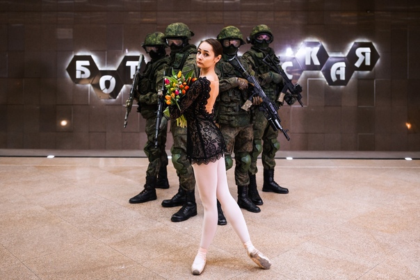 Военные сфотографировались с балеринами в метро Екатеринбурга