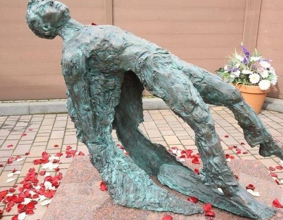 Краснодарцы раскритиковали памятник кубанским участковым