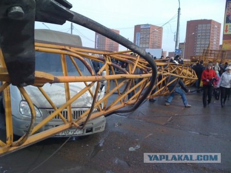 В Красноярске на прохожих рухнул башенный кран