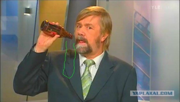 Ведущий новостей не успел убрать бутылку пива