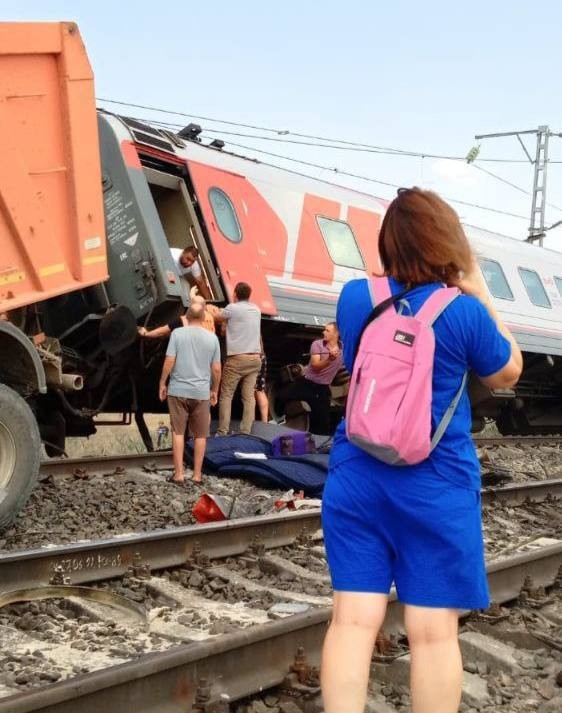 Семь вагонов пассажирского поезда сошли с рельсов после столкновения состава с КАМАЗом в Волгоградской области
