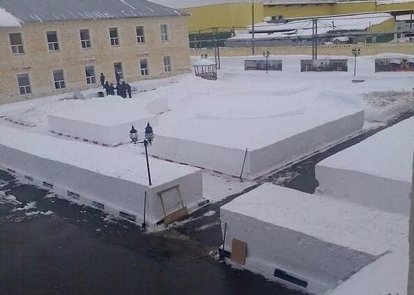 Сугробы на Камчатке достигли невиданных высот