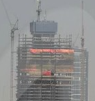 Российские туристы продолжают загорать на пляжах Дубая, несмотря на ограничения из-за работы ПВО.