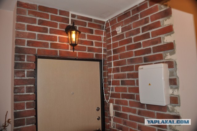 Приклеиваем плитку из искусственного камня