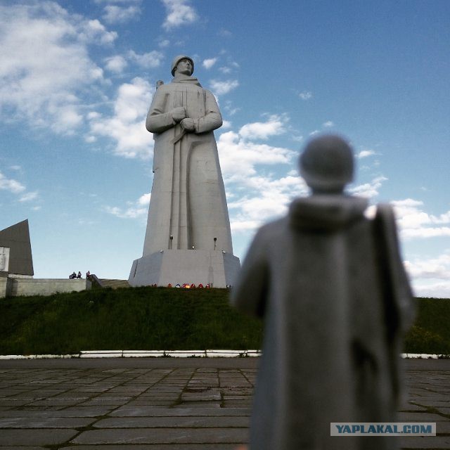 Реальные прототипы самых знаменитых памятников и культовых плакатов