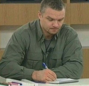 Под Петербургом обозленный водитель «проучил» самосвальщиков, разгрузившихся в лесу. Прикладом по лицу и сгоревшей машиной