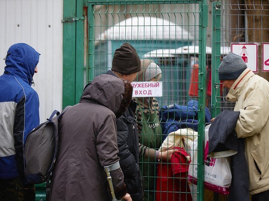 За бесплатными обедами в Москве выстраиваются очереди "небомжей". В службы помощи обездоленным повалили граждане: жить не на что