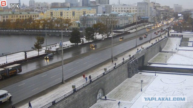 В Екатеринбурге трое парней вытоптали на снегу у храма огромный фаллос