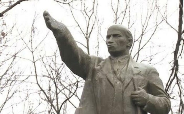 Украинские военные снесли памятник Ленину в Судже