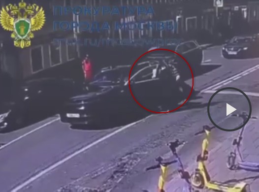 На Китай-городе камера зафиксировала момент автоподставы