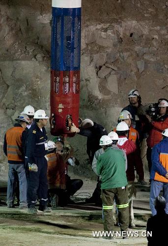 Чилийских шахтеров вызволяют из подземного плена