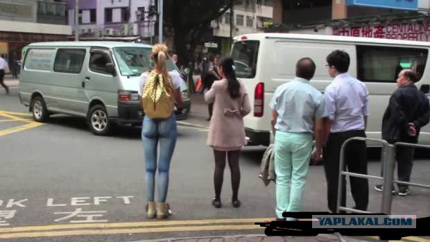 Девушка обошла Гонконг гуляя по нему без штанов