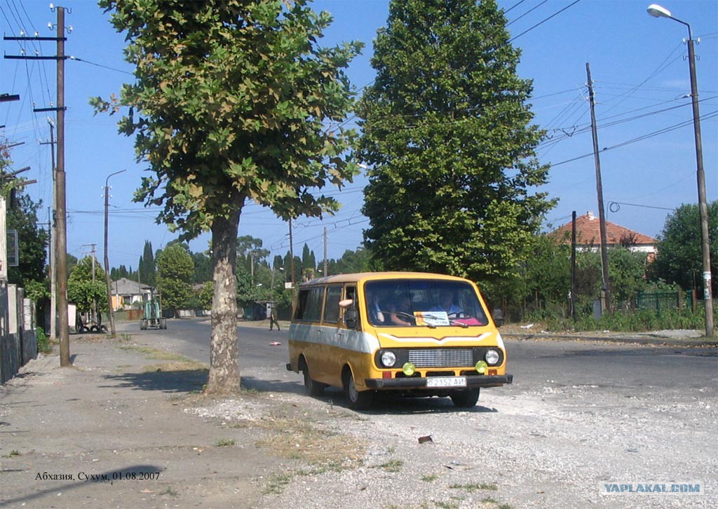Авто сухуми. Бзыбское шоссе Сухум. Автобус Сухум. Автовокзал Сухум. Такси Сухум Абхазия.