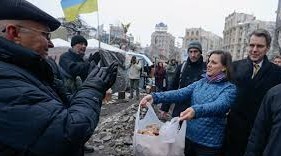 В Алматы Виктория Нуланд раздавала протестующим пакетики с насваем