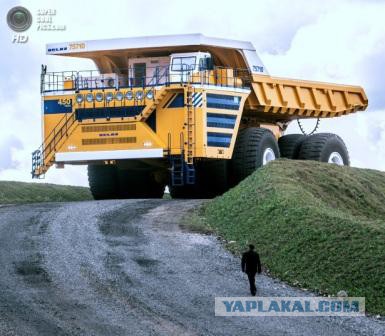 На Лене трактор ушел под лед при попытке поднять затонувший бензовоз