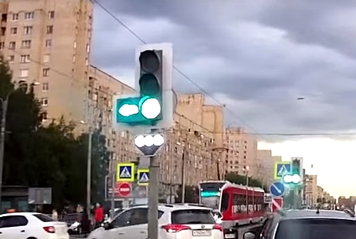 Поворотник бы включен! А ещё стоит и издевается!