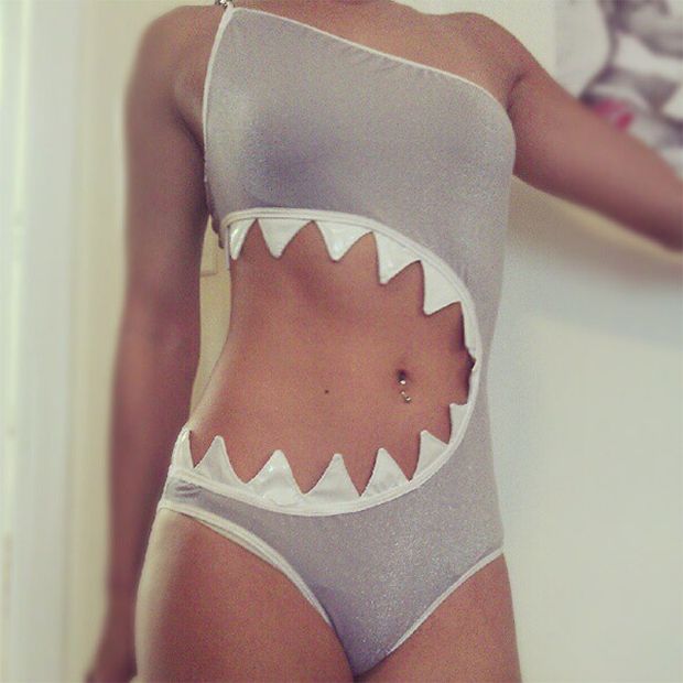 Цапнула акула
