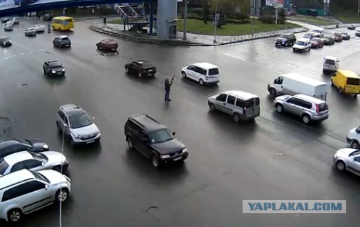 Прохожий разруливает пробку в Киеве (видео)