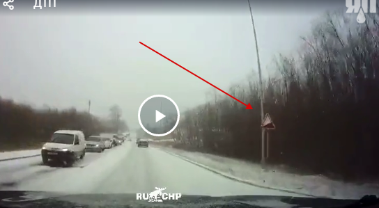 Видео столкновения с патрульной машиной на заснеженной трассе в районе Нижнекамска в Татарстане