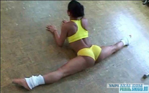 Спортивные девушки с хорошей растяжкой